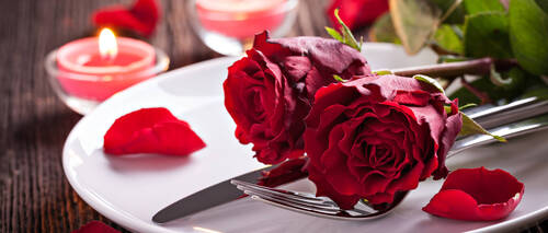 Tischgedeck zum Valentinstag mit Rosen / table setting for valentines day with roses